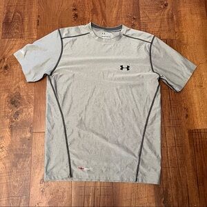 Under Armour Mens fitted gray black SS short sleeve e shirt Sz medium